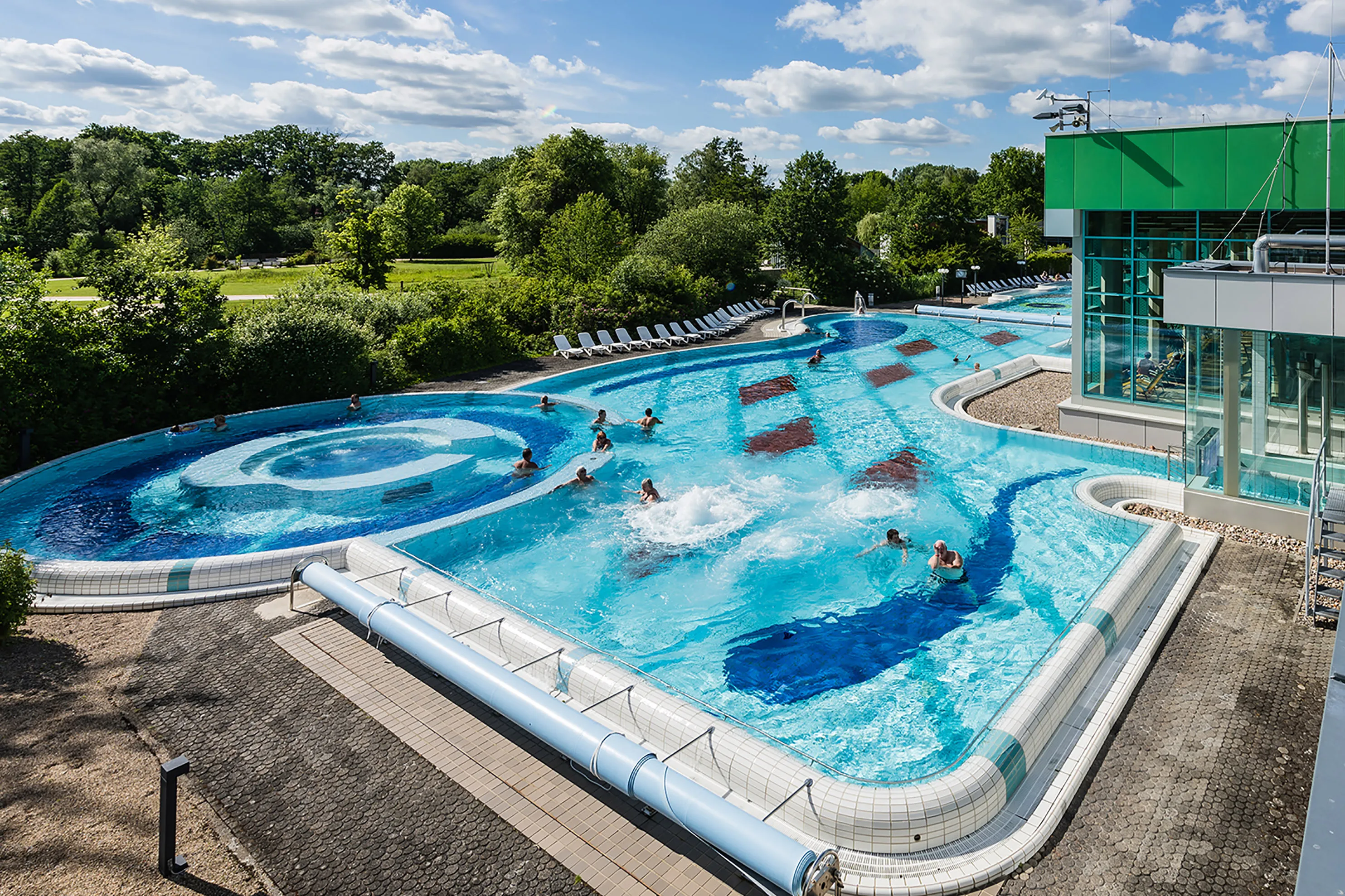 Blick auf das Wasserbecken der Jod-Sole-Therme in Bad Bevensen – ein Mineral-Heilbad in der Lüneburger Heide.